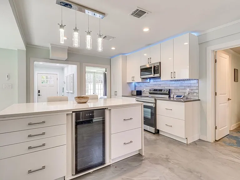 372 Plum St — Photo 3