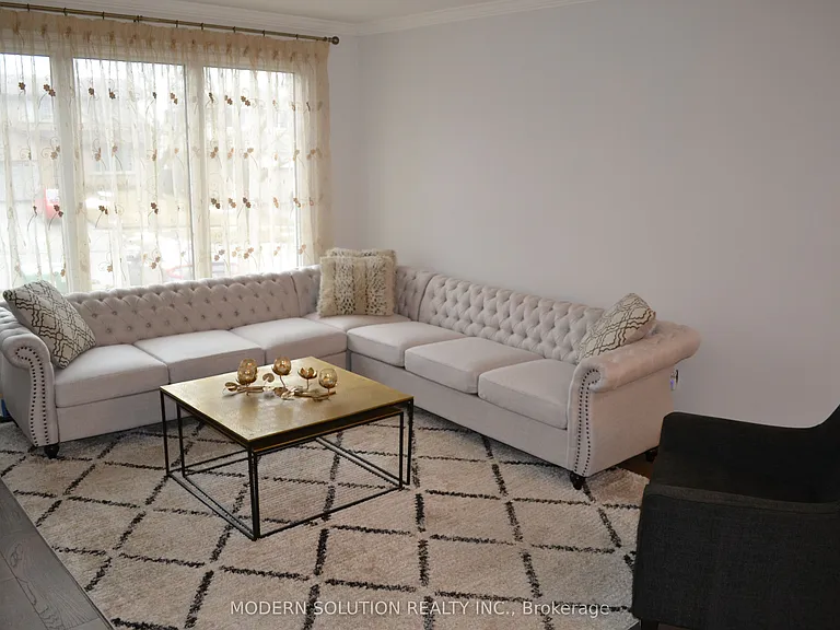 65 Manning Cres — Photo 3