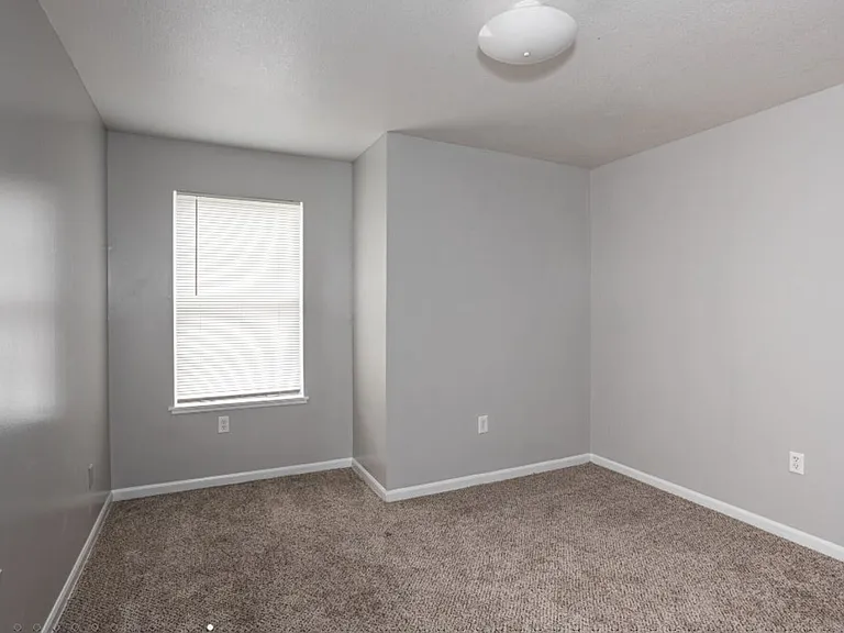 August Place Apartments — Photo 30