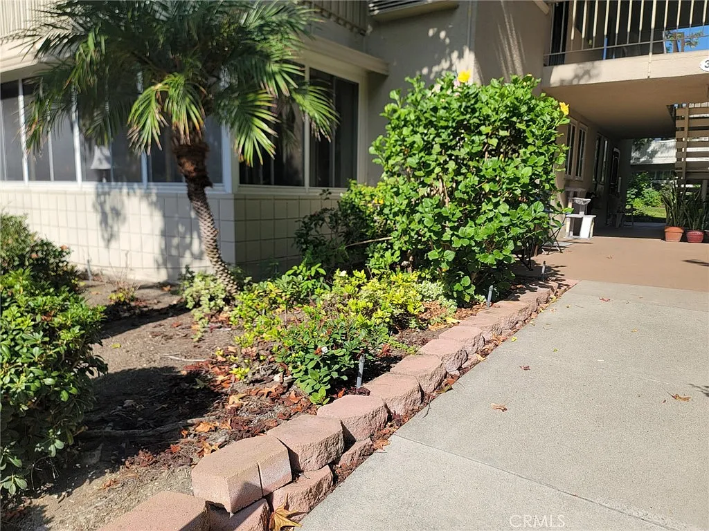 2 bed, 1040 sqft, $3,200 — Photo 2