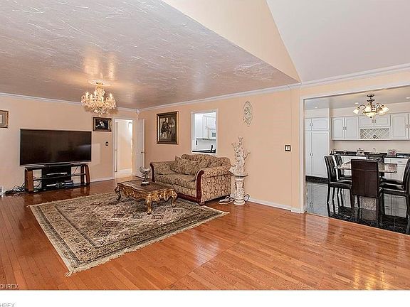 4th image of 30450 Shaker Blvd