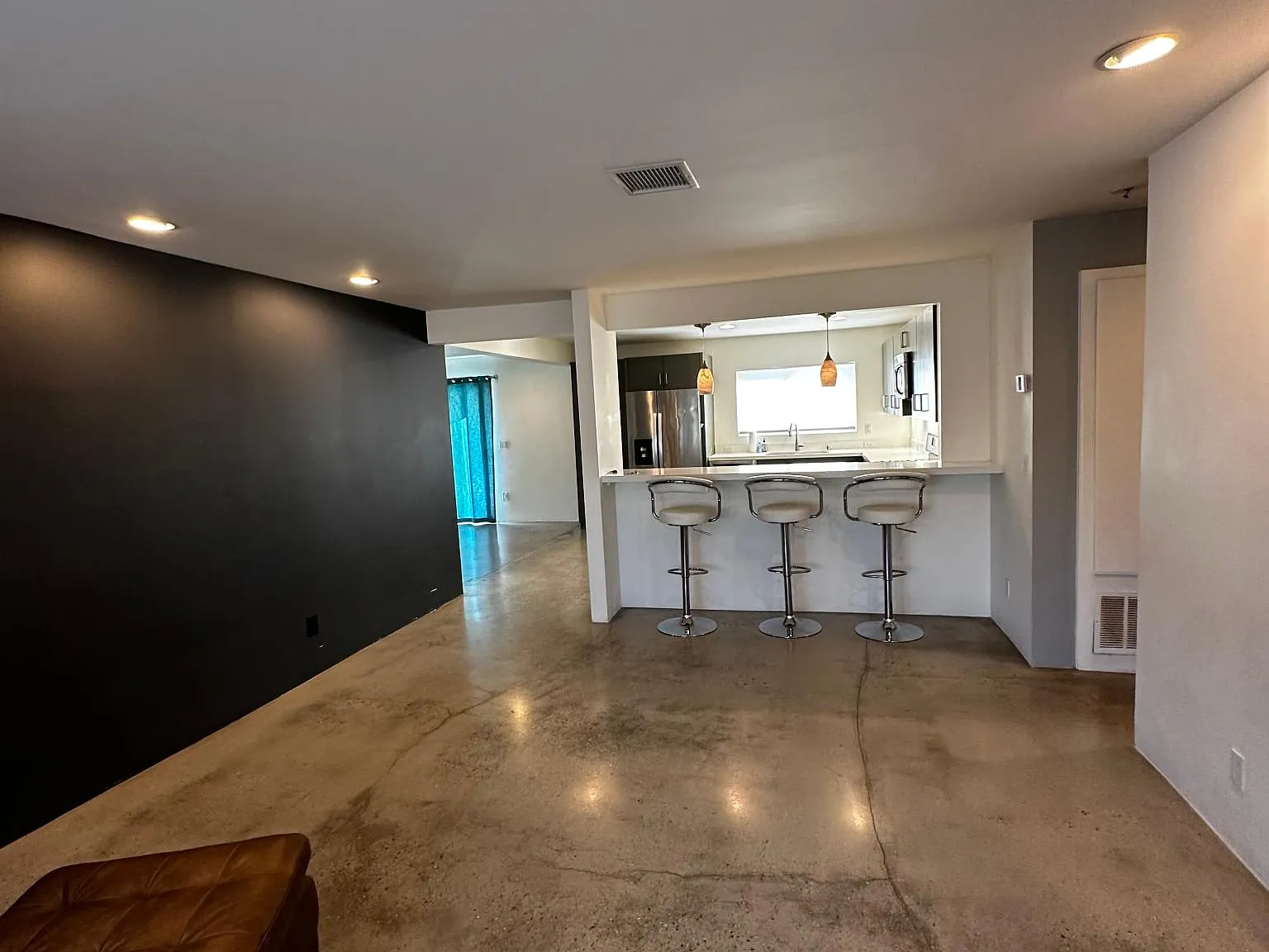 2353 E Powell Rd — Photo 2