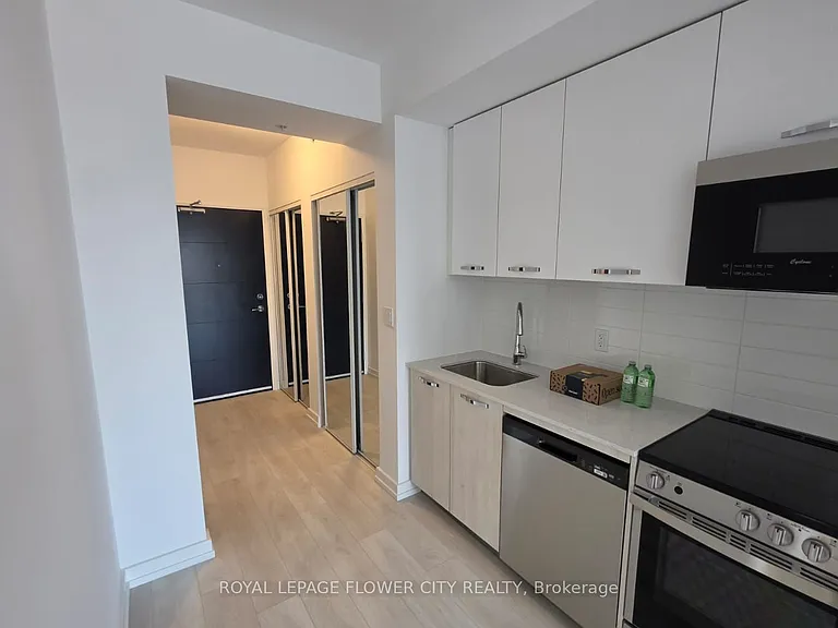75 James St S #712 — Photo 7