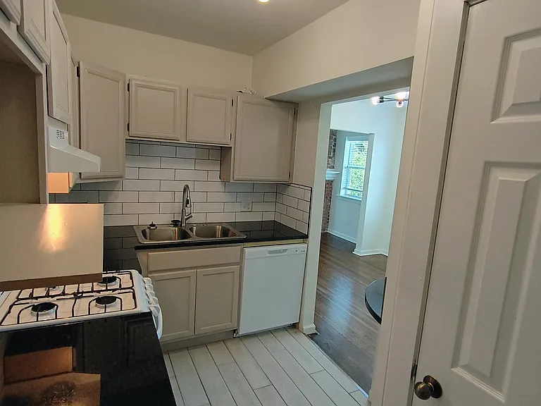 1312 S Quaker Ave — Photo 8