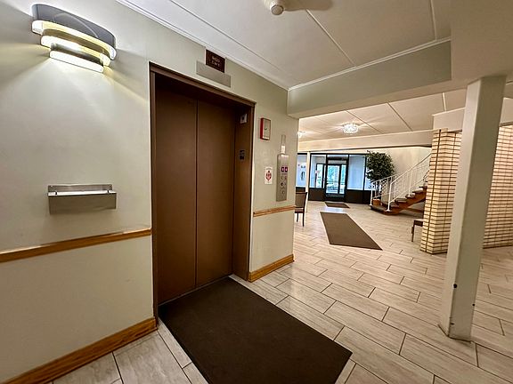 3rd image of 9820 S Pulaski Rd APT 122