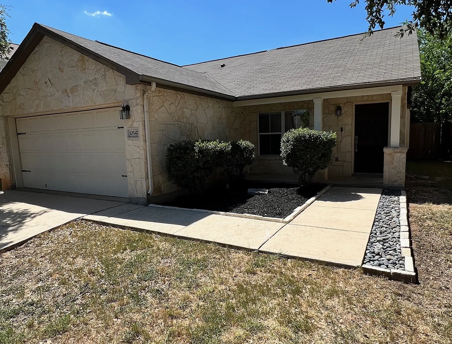 3 bed, 1573 sqft, $1,900 — Photo 2