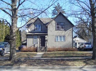 830 Queen Anne St, Woodstock, IL 60098