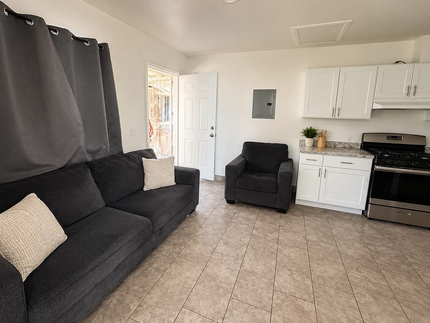1 bed, 450 sqft, $1,800 — Photo 3