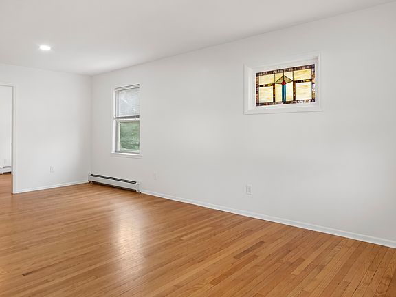 5th image of 119 Lake St Floor 1