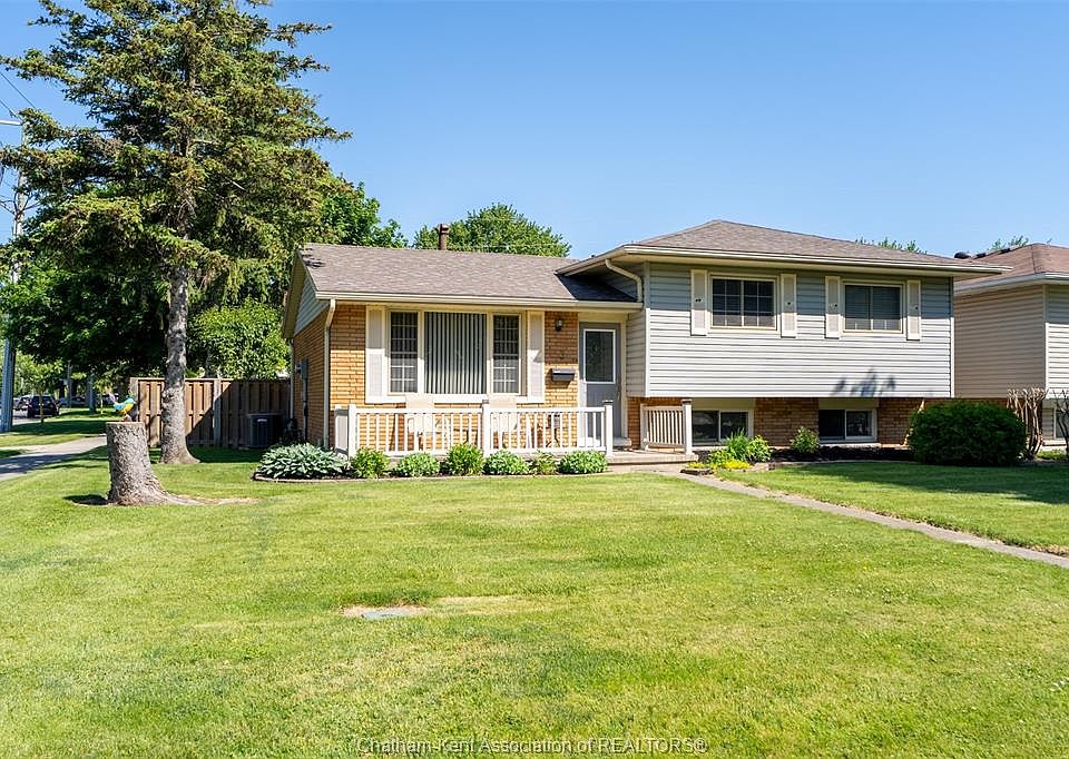 1st image of 3 Goldmere Dr
