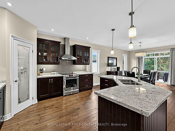 5th image of 981 Ewart St