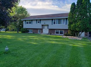12187 Twin Oaks Ct, Sycamore, IL 60178