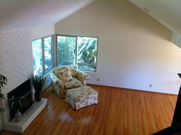 Living room w/fireplace