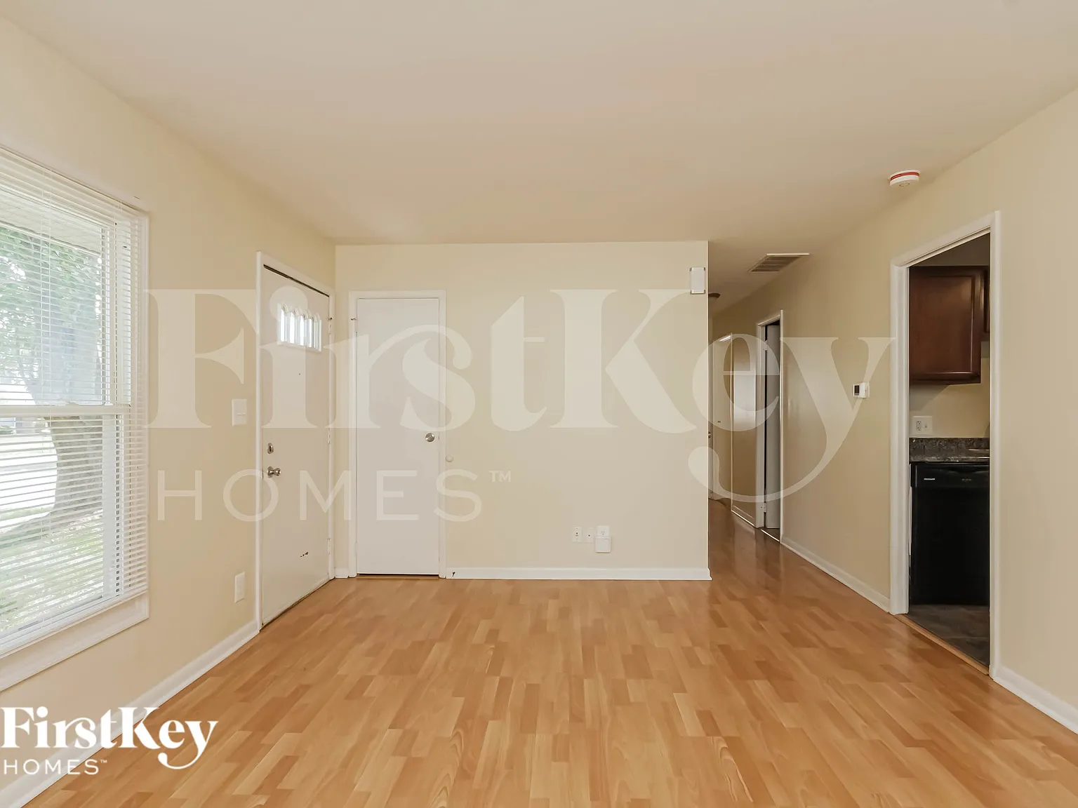 3 bed, 1.0 bath, 925 sqft, $2,705 — Photo 4
