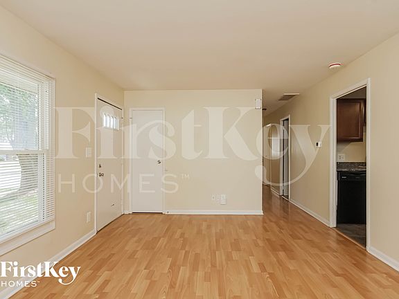 4th image of 703 E Streamwood Blvd