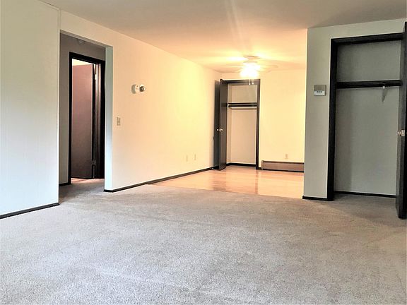 Rt: Entry Closet, Pantry: Center