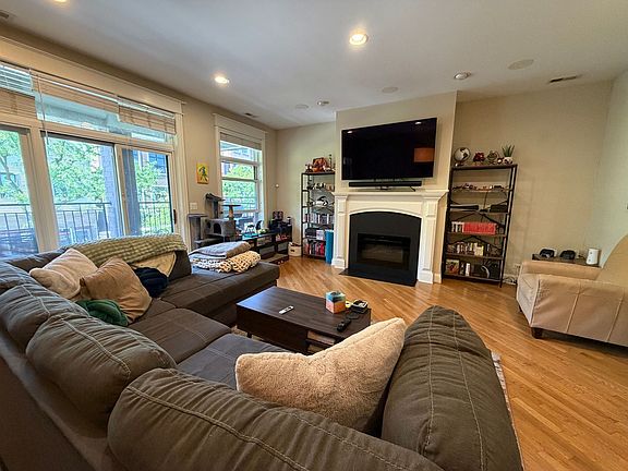 2nd image of 2927 N Lincoln Ave APT 2