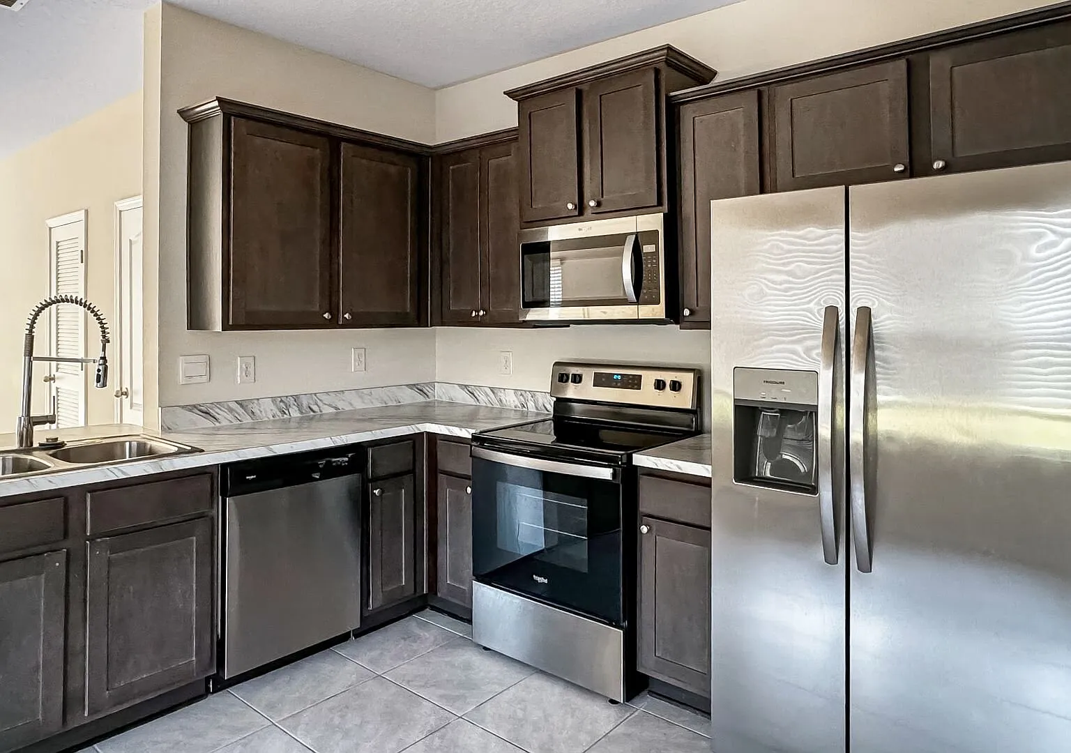 Pet-Friendly Corner Unit with Attached Garage & Smart Home Features — Photo 3