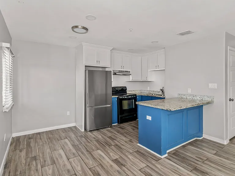 607 E Washington St — Photo 4