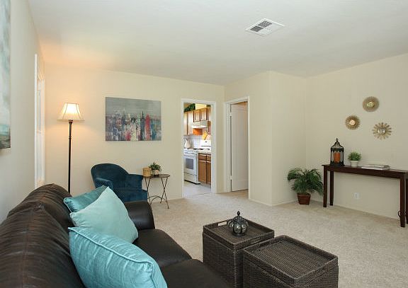 3rd image of 1210 Broadleaf Ln