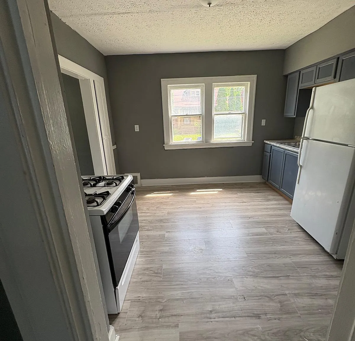 3 bed, 1000 sqft, $1,050 — Photo 3