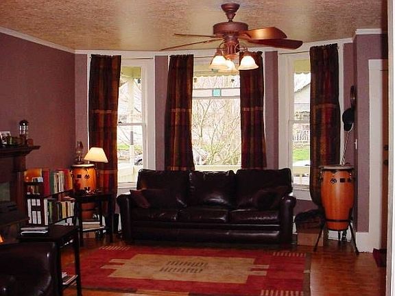 Living Room w/Gas Stove
