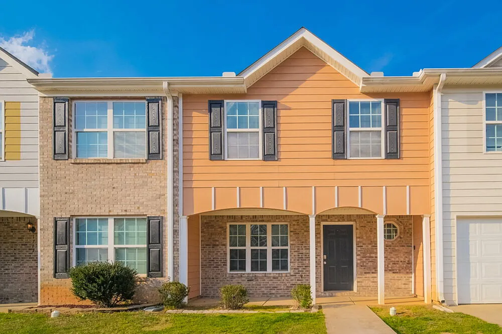 3 bed, 2.5 bath, 1672 sqft, $1,800 — Photo 1