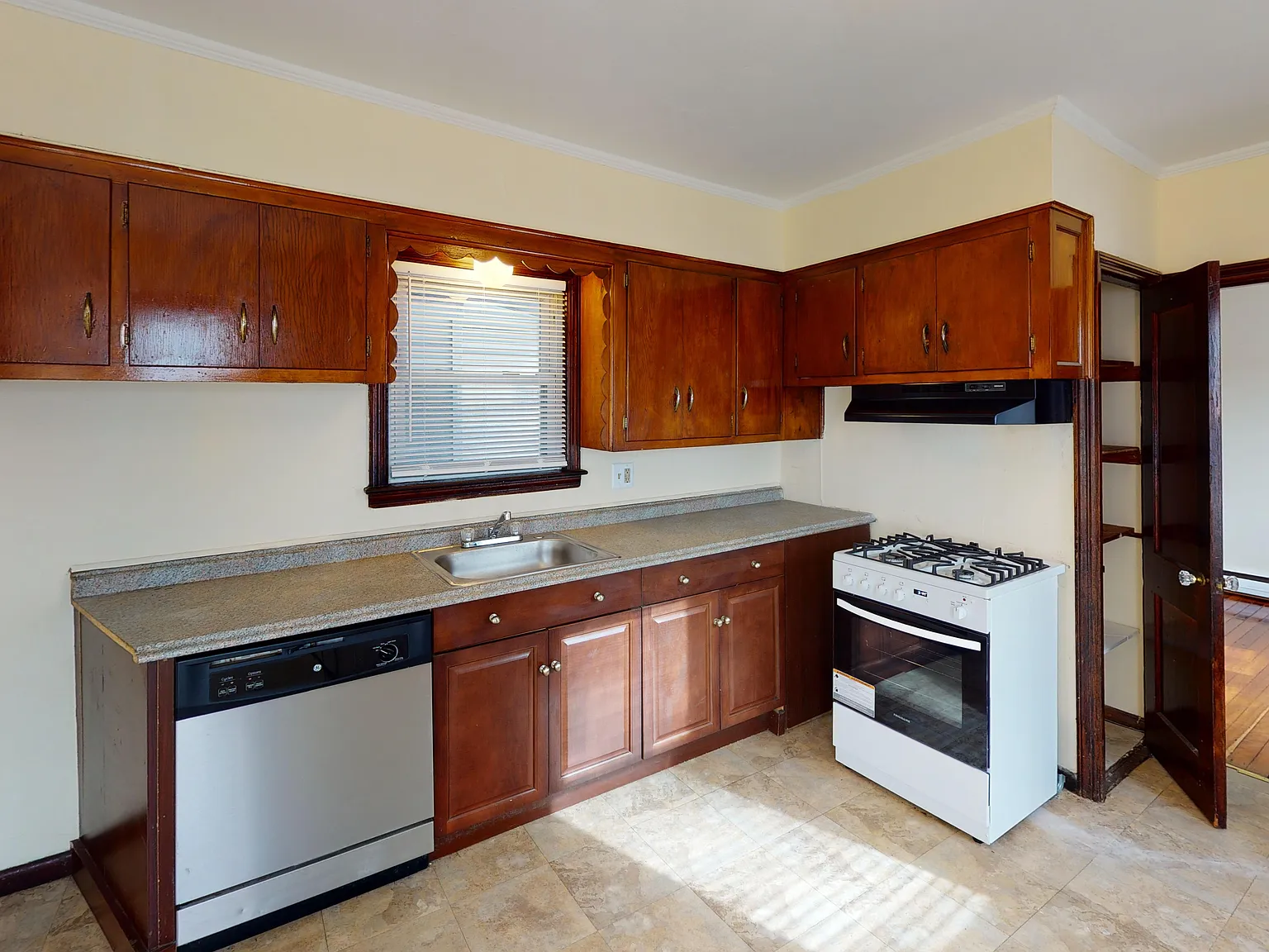 2 bed, 800 sqft, $1,995 — Photo 1