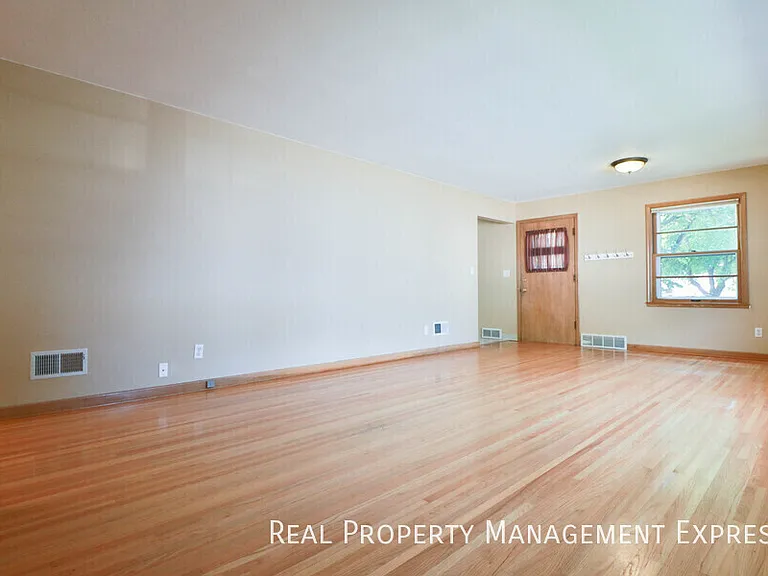 1904 S Hawthorne Ave — Photo 8
