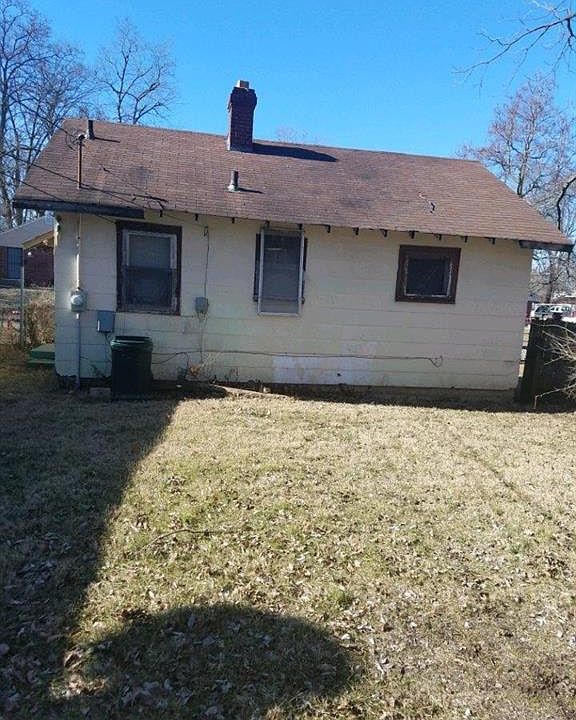 2nd image of 2825 Stuart St