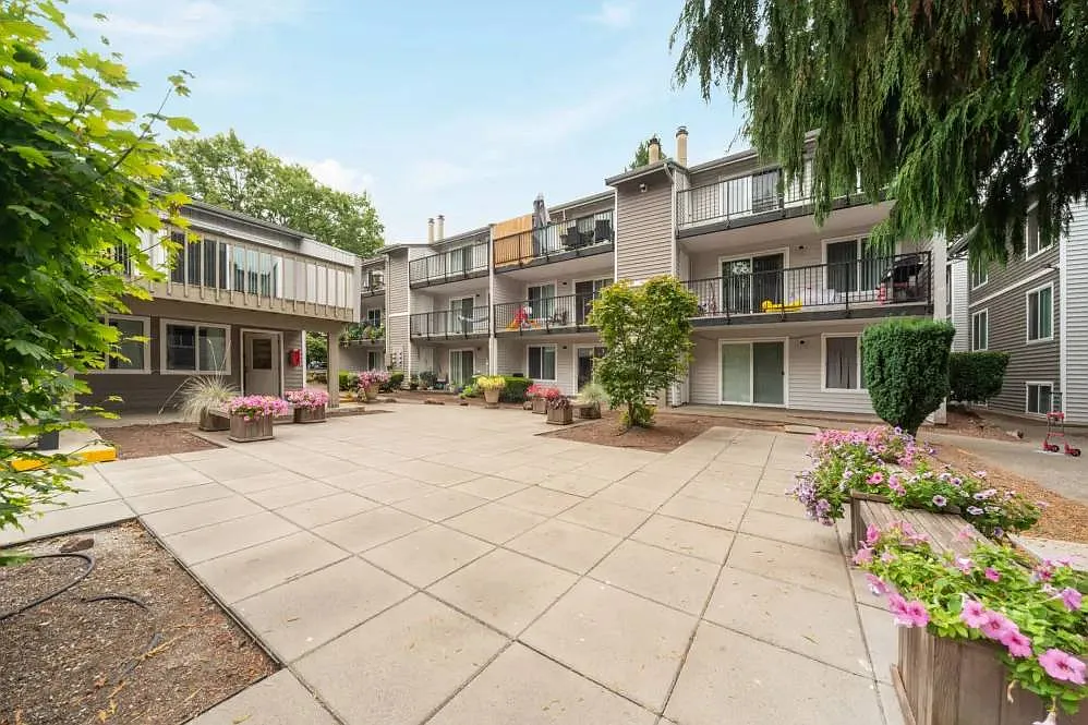 Solana Apartments — Photo 2