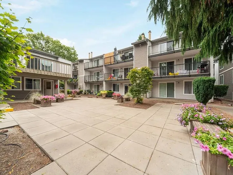 Solana Apartments — Photo 2
