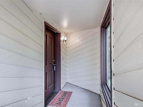 4th image of 3611 Larchmont Ave NE