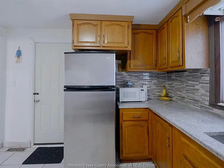1073 Pierre Ave — Photo 6