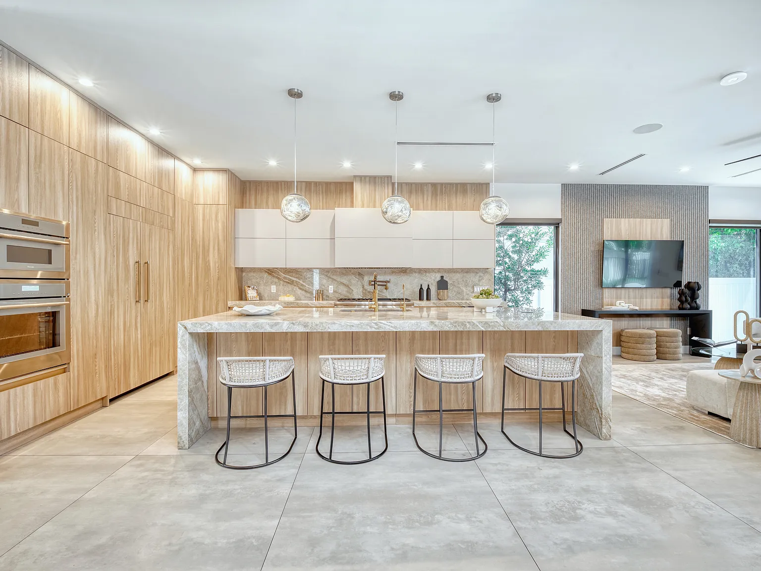 5 bed, 5000 sqft, $26,000 — Photo 3