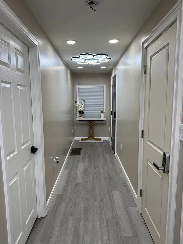 Private room in Downtown close to South Shore hospital 1 min drive and Plaza Wholefood. — Photo 1