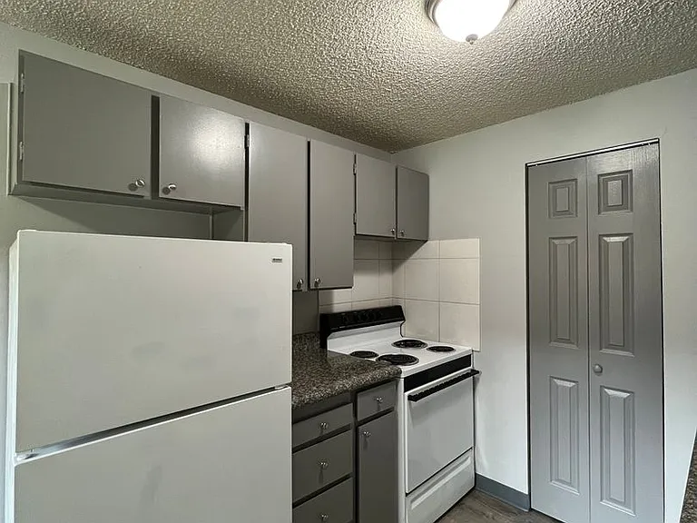 Surrey Square Apartments — Photo 2