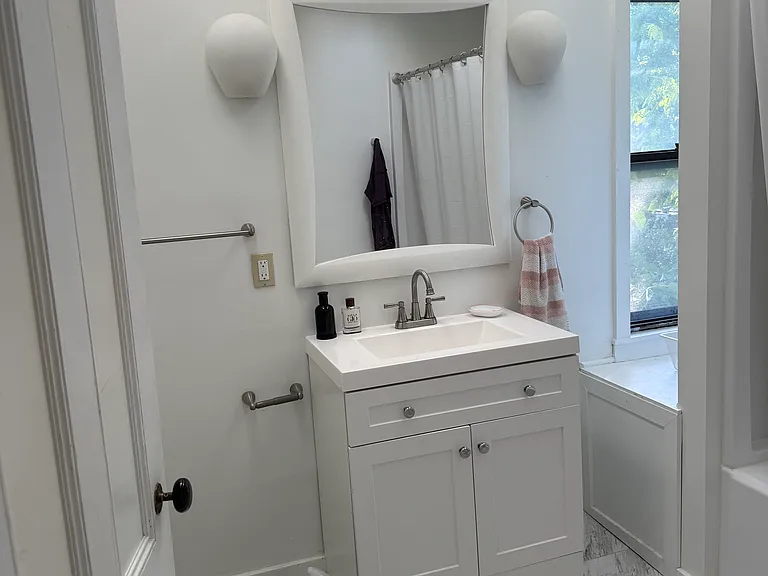 2nd floor full bathroom