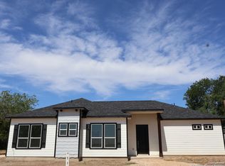 714 Kayroe Rd, Adkins, TX 78101