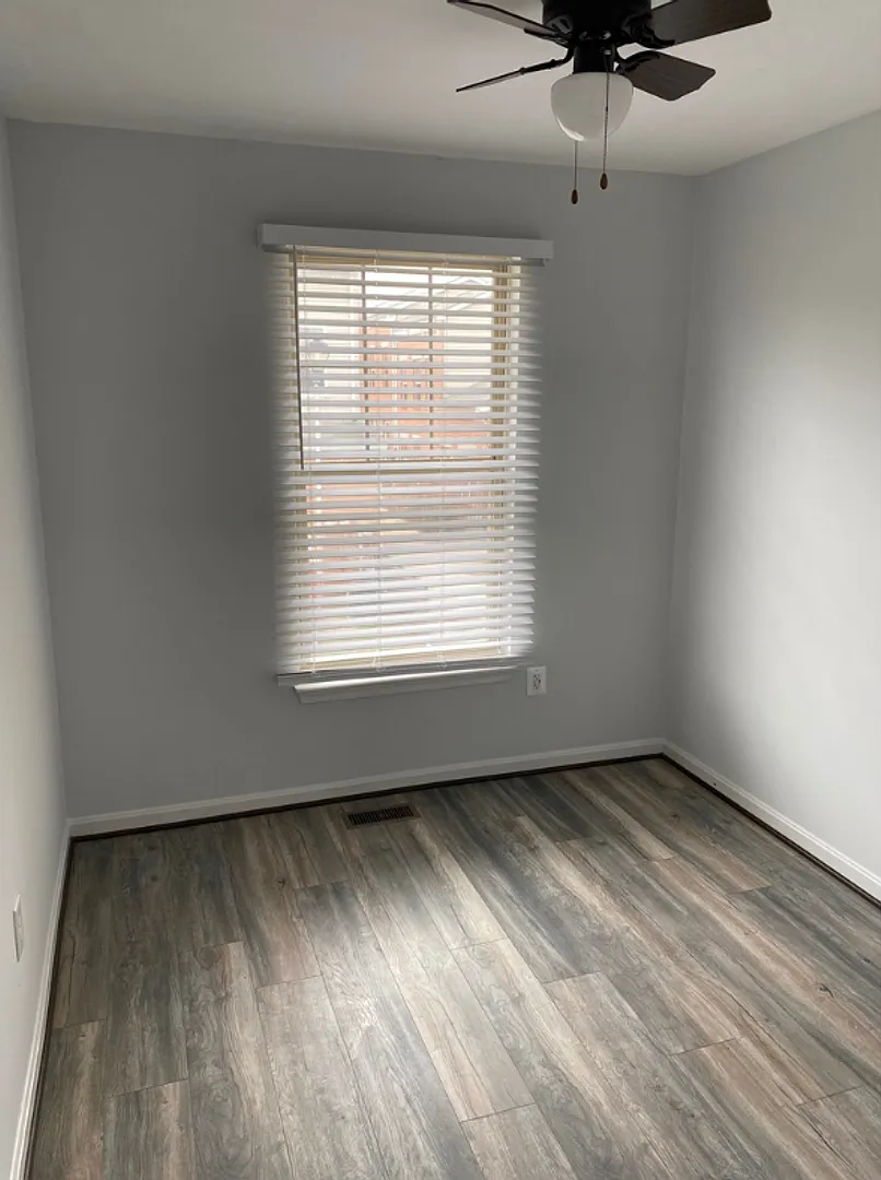 306 North Fremont Avenue - 5 W/Bath Available $750 — Photo 4