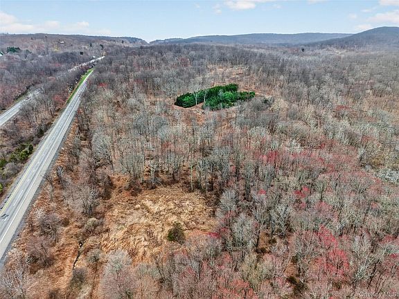 3rd image of 545 Grape Hollow Road