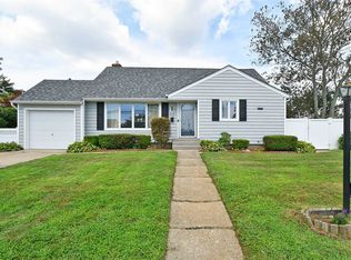 543 15th St, West Babylon, NY 11704