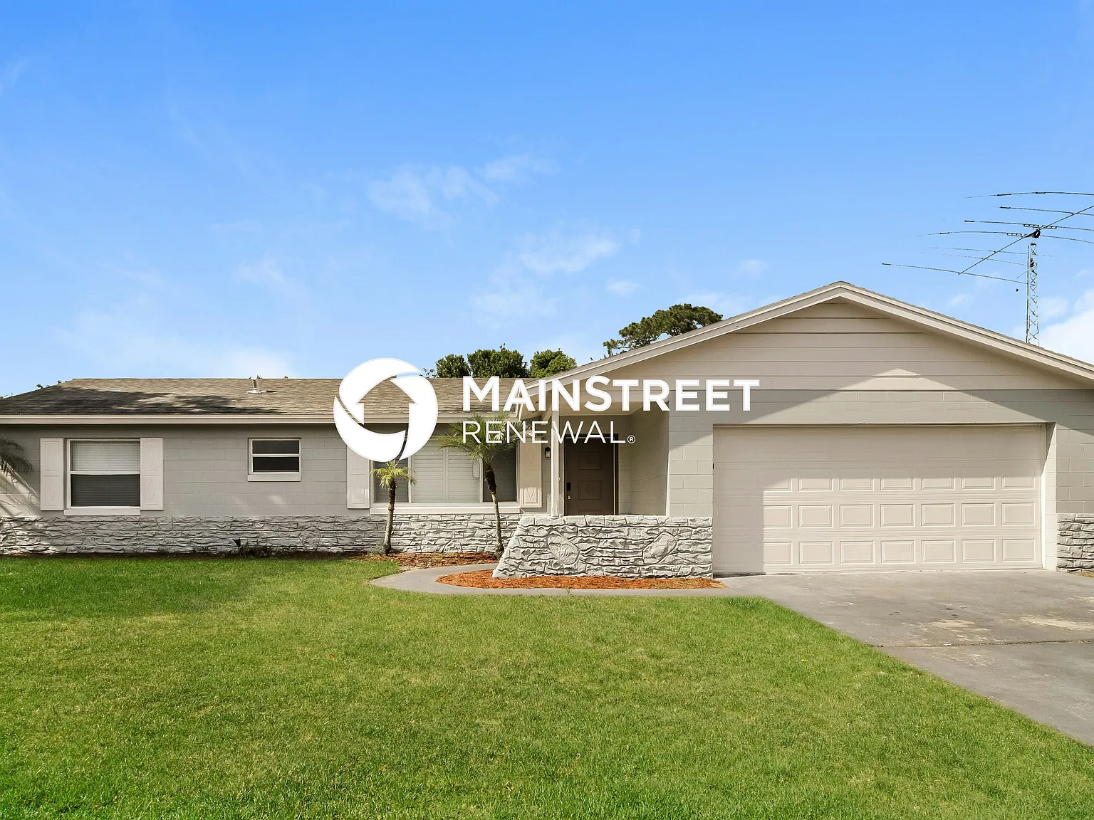 215 Lochmond Dr — Photo 1