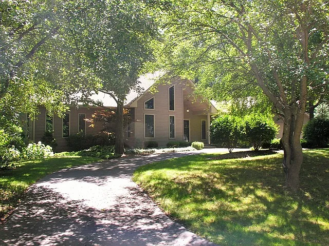 10904 Breezy Lawn Rd photo 1
