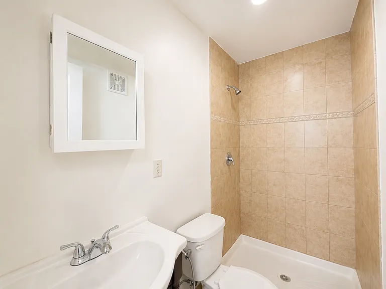 33 Riverside Ln #B — Photo 3