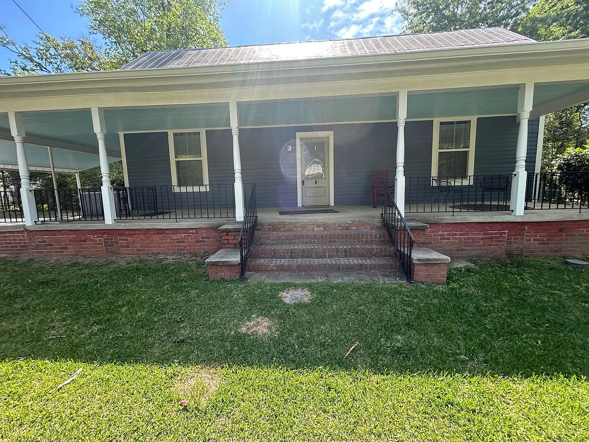 Building Photo - 107 S Pecan St
