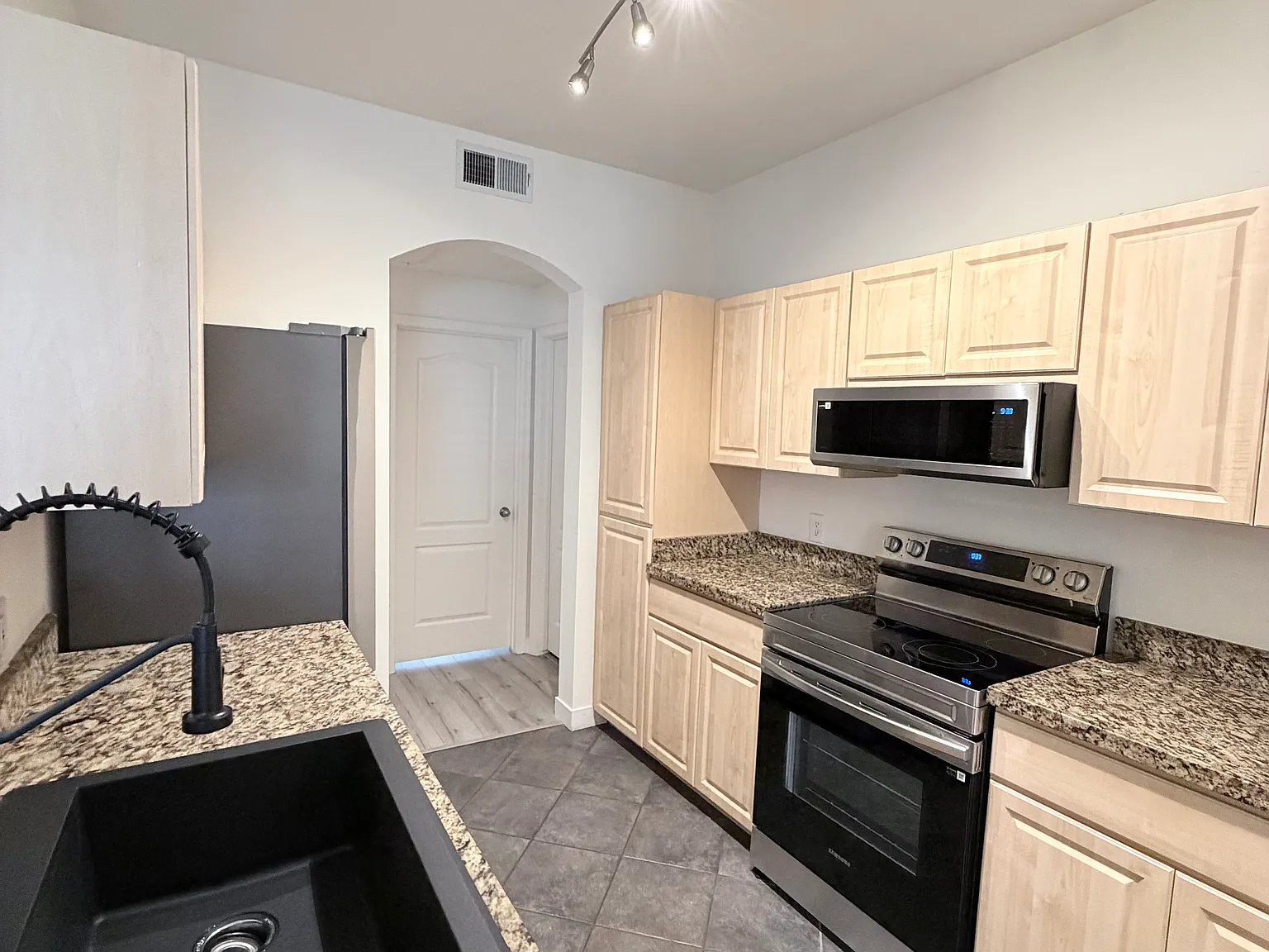 2 bed, 1172 sqft, $1,950 — Photo 4