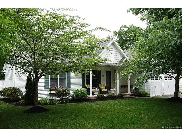 54 Manor Dr photo 1