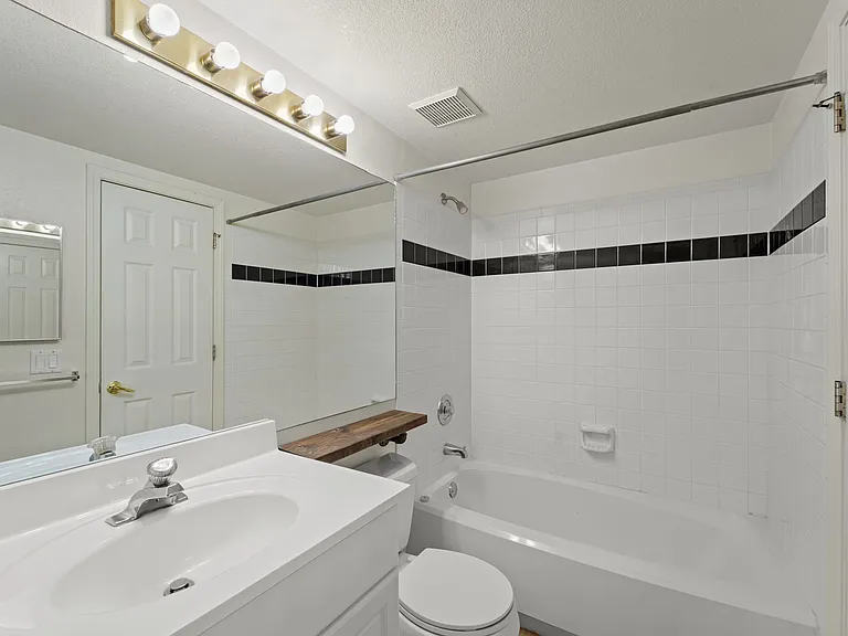 6082 Colony Cir — Photo 15
