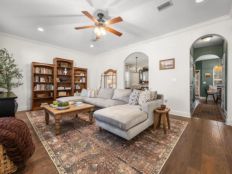 120 Mosaic Oaks Cir — Photo 1